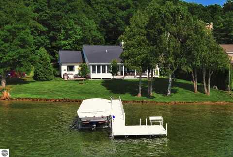 7802 S Lakeview Road, Traverse City, MI 49684