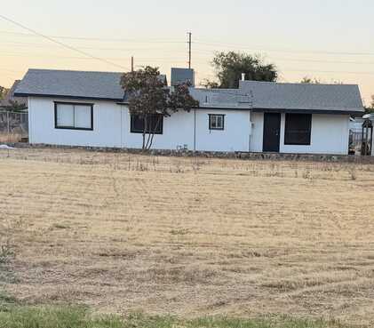 1482 W Tomah Avenue, Porterville, CA 93257