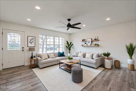 8124 E WHITTON Avenue, Scottsdale, AZ 85251
