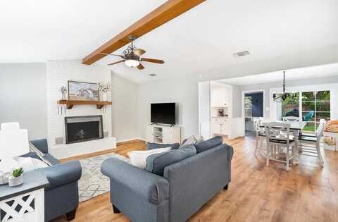 107 W Driftwood Dr, Fredericksburg, TX 78624