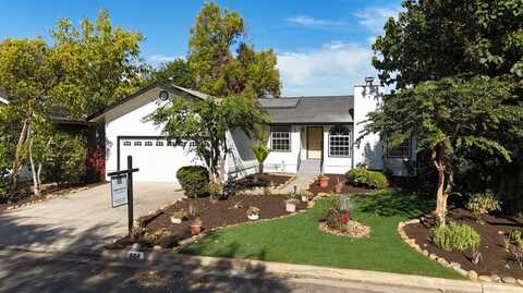 554 Burgan Avenue N, Fresno, CA 93727