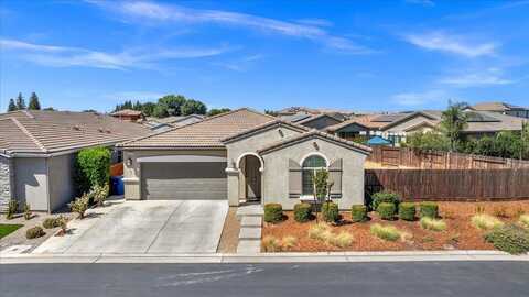 3833 Hannah Lane, Clovis, CA 93619