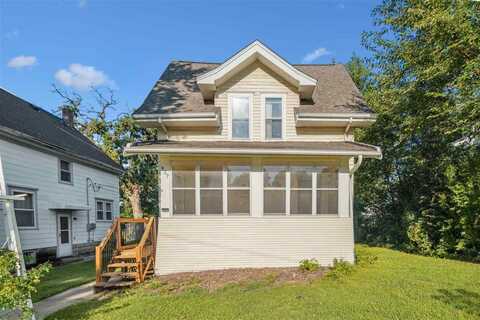 937 Daniels St NE, Cedar Rapids, IA 52402