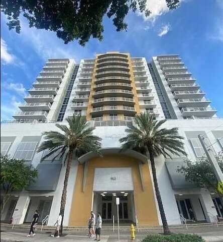 900 SW 8th St, Miami, FL 33130