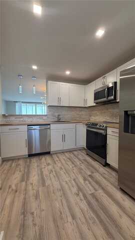 1750 NE 191st St, Miami, FL 33179