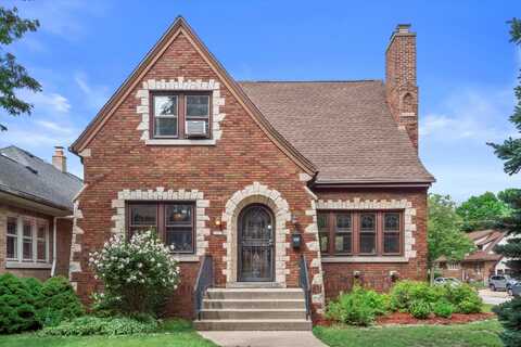 2377 N 60th St, Wauwatosa, WI 53210
