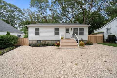 72 Oak Avenue, Riverhead, NY 11901
