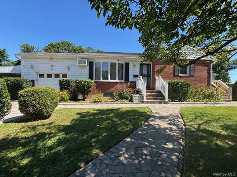 10 13th Avenue, West Babylon, NY 11704