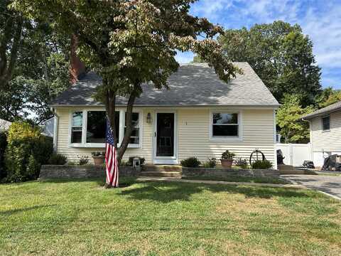 3 Knollwood Avenue, Bayville, NY 11709