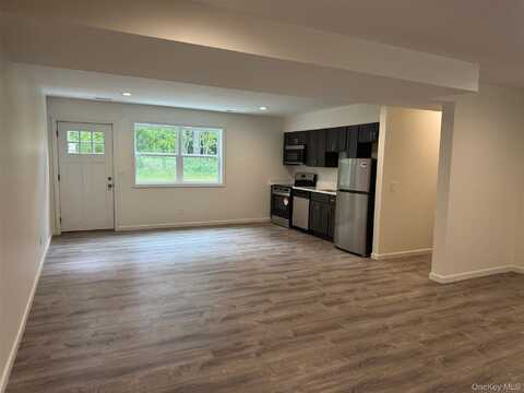 11 E Alexandra Matthews, Clay, NY 12589