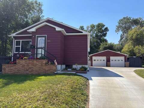 1130 Valley St SE, Minot, ND 58701