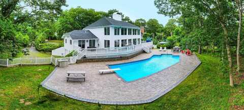 19 Bay Woods Dr, Hampton Bays, NY 11946