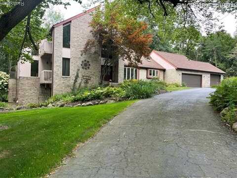 2862 FOXFIRE Drive, Milford, MI 48380