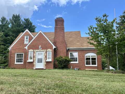 826 Red LN, Salem, VA 24153