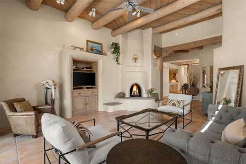 545 Los Nidos, Santa Fe, NM 87501