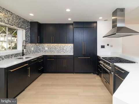 104 LOMBARD STREET, PHILADELPHIA, PA 19147