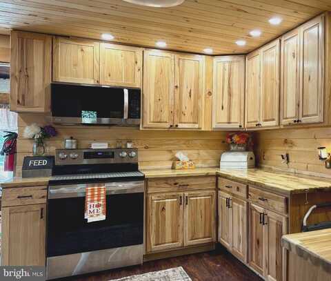 16 SCHOOL ROW STREET, POTTSVILLE, PA 17901