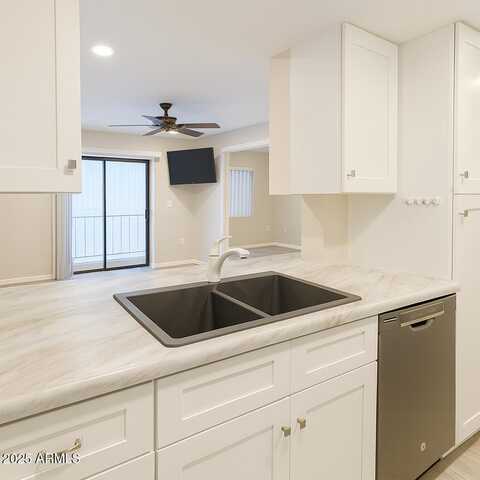 3033 E DEVONSHIRE Avenue, Phoenix, AZ 85016