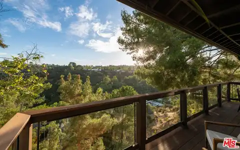 8579 Skyline Dr, Los Angeles, CA 90046
