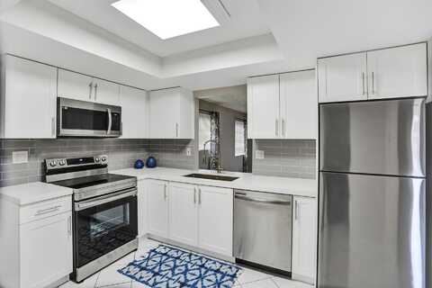 1821 NE 40th Ct 307, Pompano Beach, FL 33064