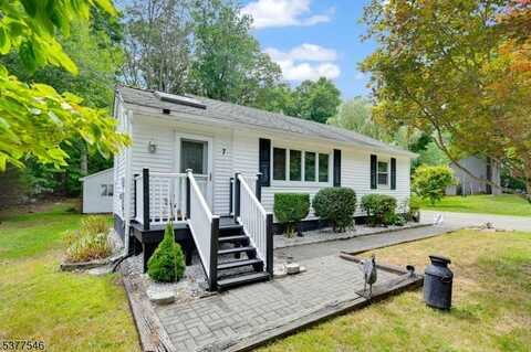 7 Wayside Rd, West Milford, NJ 07421