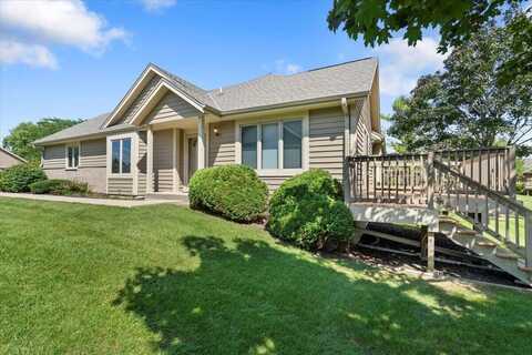 W240n2380 E Parkway Meadow Cir, Pewaukee, WI 53072