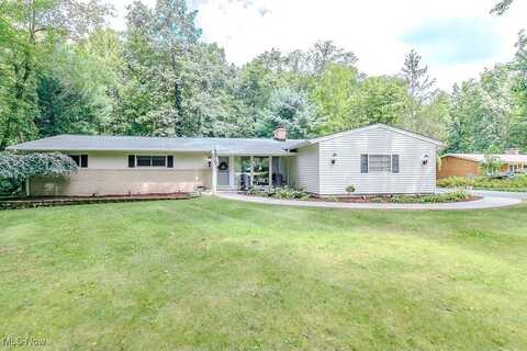 33 Woodside Road, Chagrin Falls, OH 44022