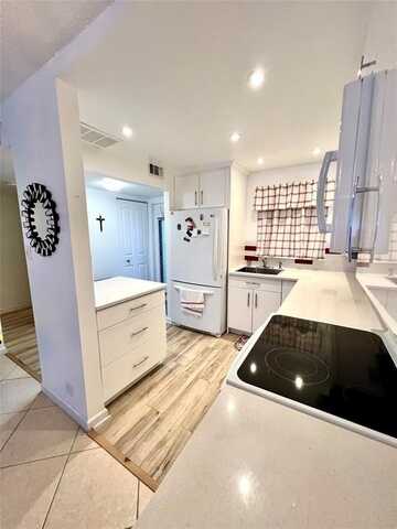 9660 Sunrise Lakes Blvd, Sunrise, FL 33322