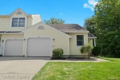229 Meadow Pointe Drive, Fenton, MI 48430