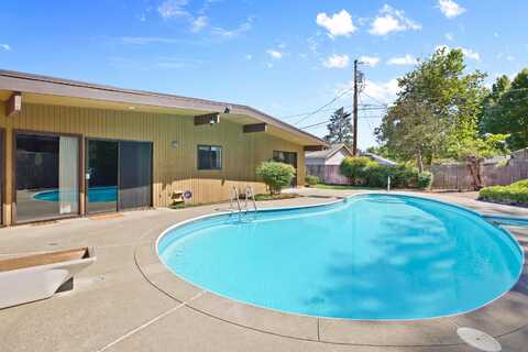 1496 NW Highland Avenue, Grants Pass, OR 97526