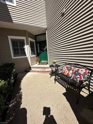 88 Kent Dr, Roseland, NJ 07068