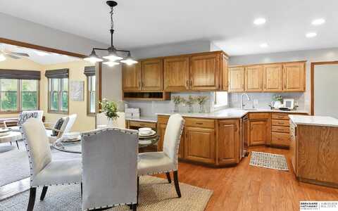 805 Valentine Lane, Papillion, NE 68046