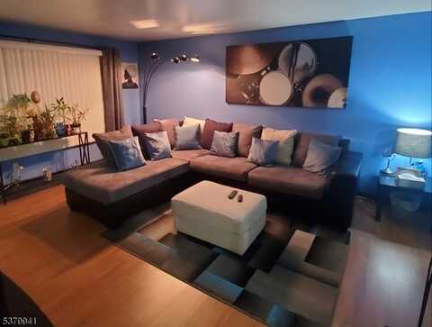 423 Chestnut St, Roselle, NJ 07203