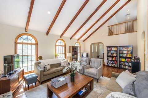 31 Cheyenne Dr, Montville, NJ 07045