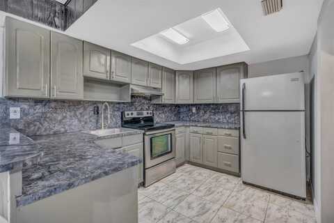 94 Pleasant Hill Ln, Tamarac, FL 33319