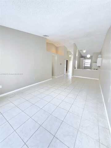6708 NW 193rd Ter, Hialeah, FL 33015