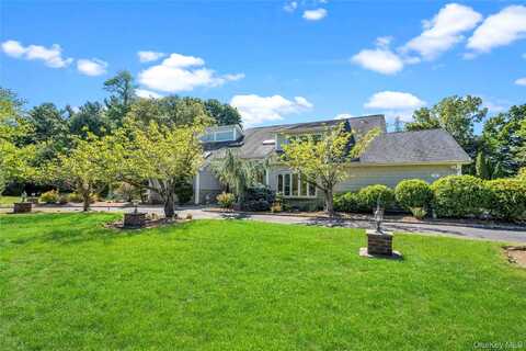 11 Harbor Court E, Roslyn Harbor, NY 11576