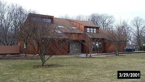 11 Harbor Court E, Roslyn Harbor, NY 11576