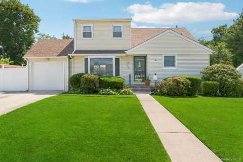 452 15th Street, West Babylon, NY 11704