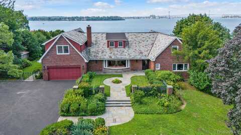 22 Martin Court, Kings Point, NY 11024