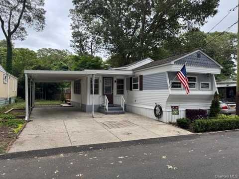 658 Sound Avenue, Calverton, NY 11933