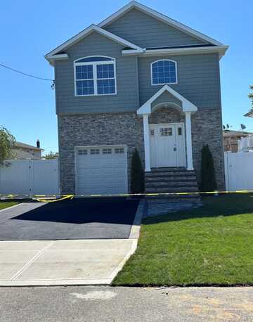 3 Garfield Place, Lindenhurst, NY 11757