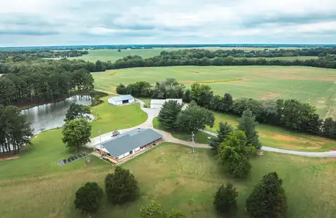 6694 Shamrock rd, Tamaroa, IL 62888