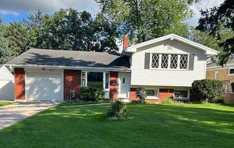 2017 WOODROW Way, GREEN BAY, WI 54301