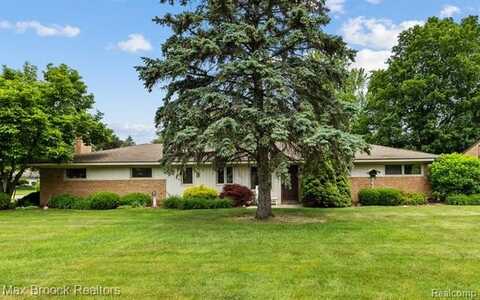 192 Kirk Lane Drive, Troy, MI 48084