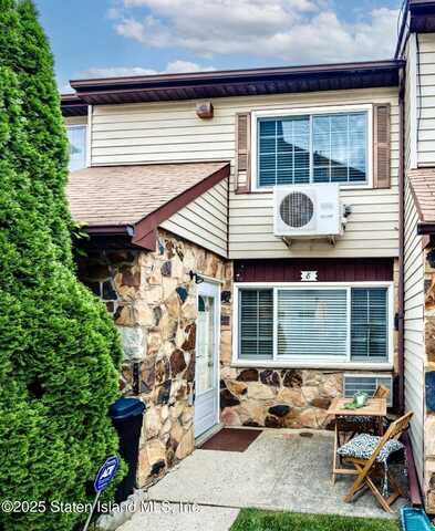 8 Croft Court, Staten Island, NY 10306