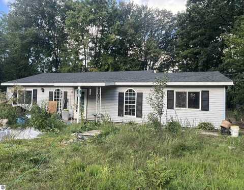 901 N Dodge Lake Avenue, Harrison, MI 48825