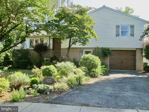 902 SUELLEN DRIVE, READING, PA 19605
