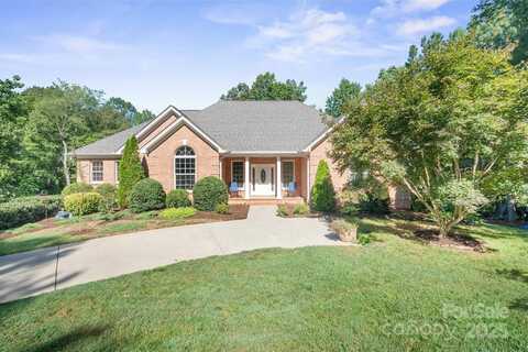 5025 Woodwinds Drive NE, Hickory, NC 28601
