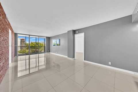3101 N Country Club Dr, Aventura, FL 33180